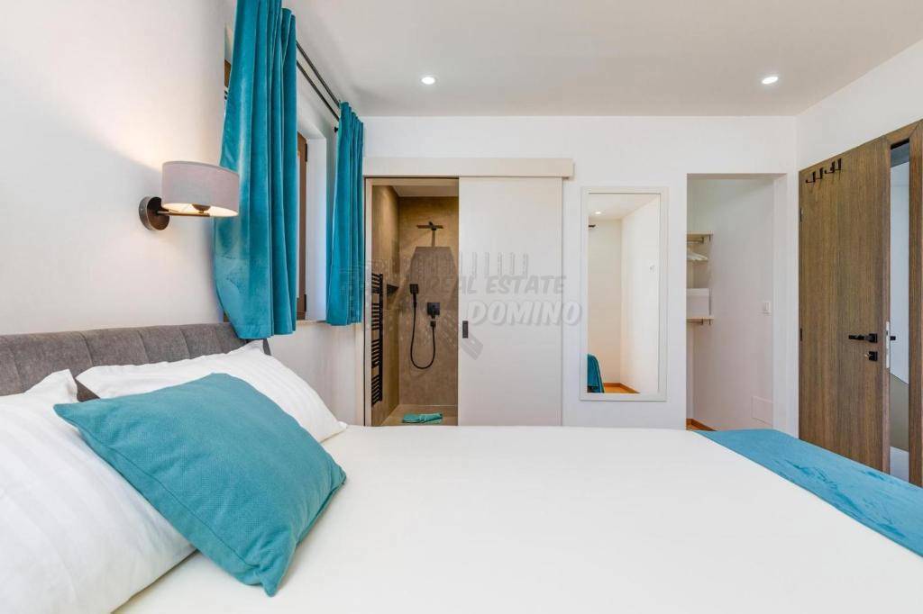 Bellissimo nuovo edificio vicino alla città di Krk!