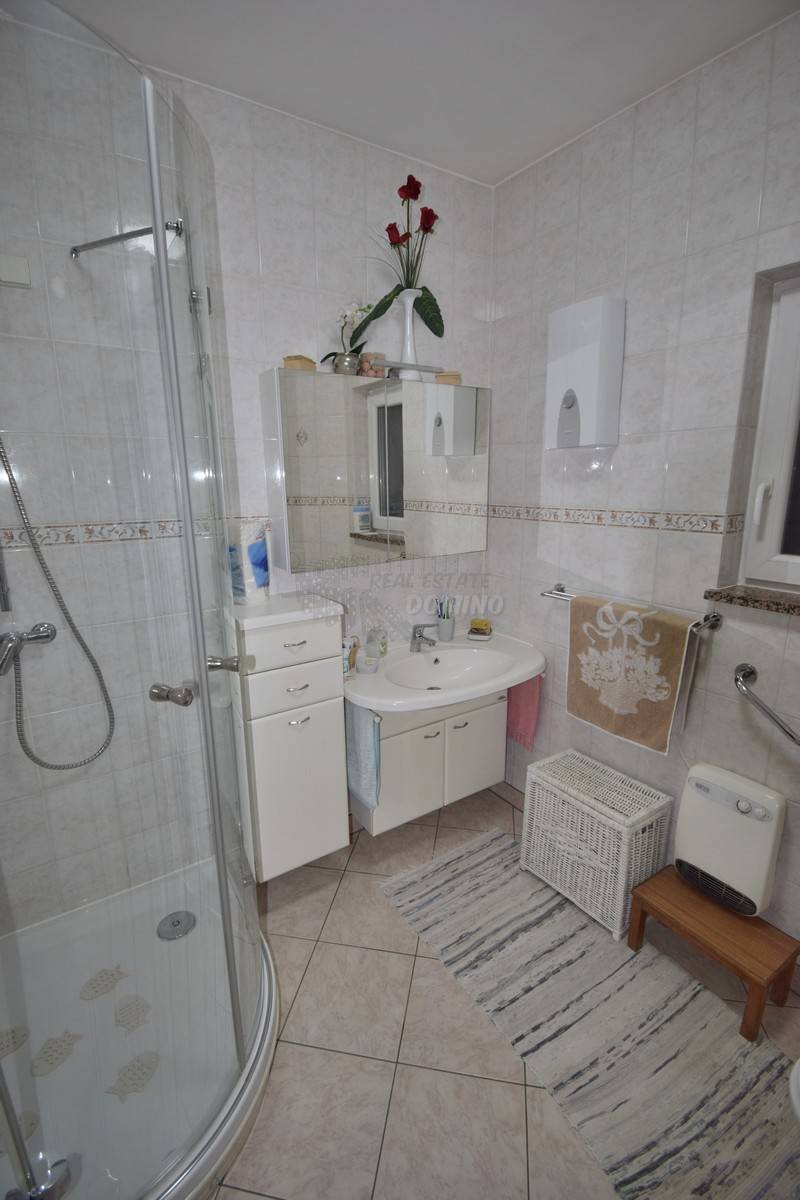 Bellissima casa con 2 appartamenti e garage!! Isola di Krk