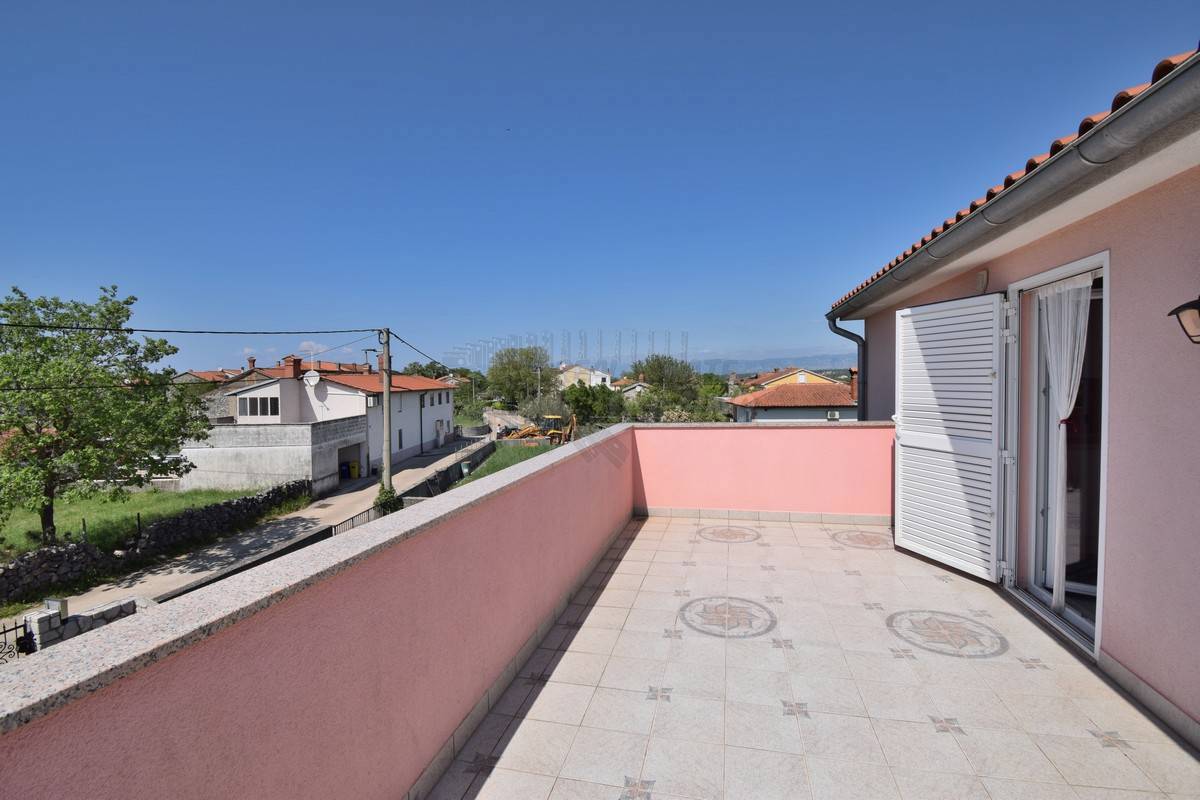 Bellissima casa con 2 appartamenti e garage!! Isola di Krk