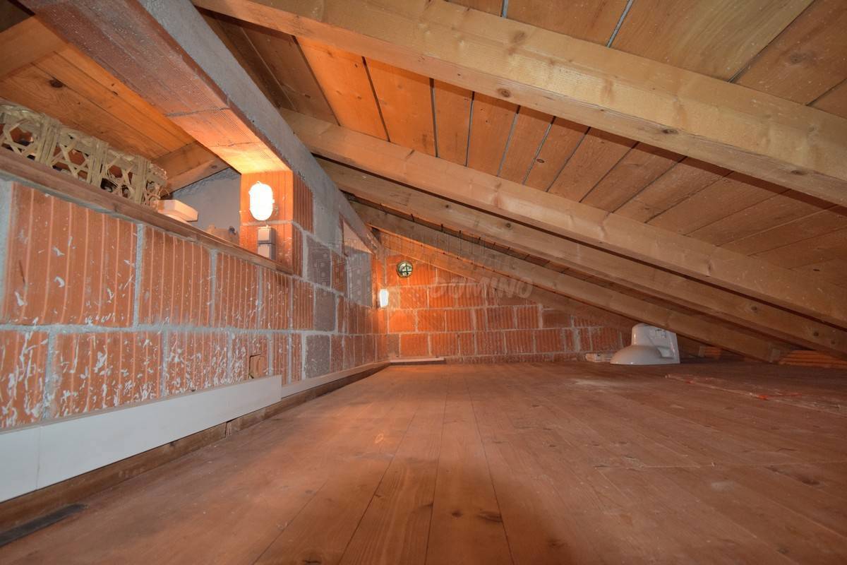 Bellissima casa con 2 appartamenti e garage!! Isola di Krk