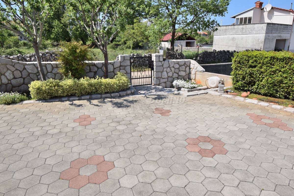 Bellissima casa con 2 appartamenti e garage!! Isola di Krk