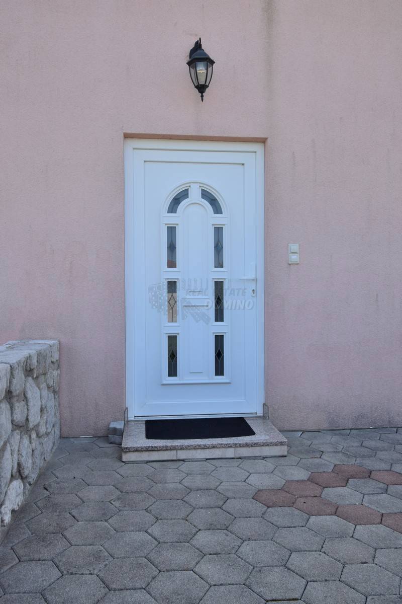 Bellissima casa con 2 appartamenti e garage!! Isola di Krk