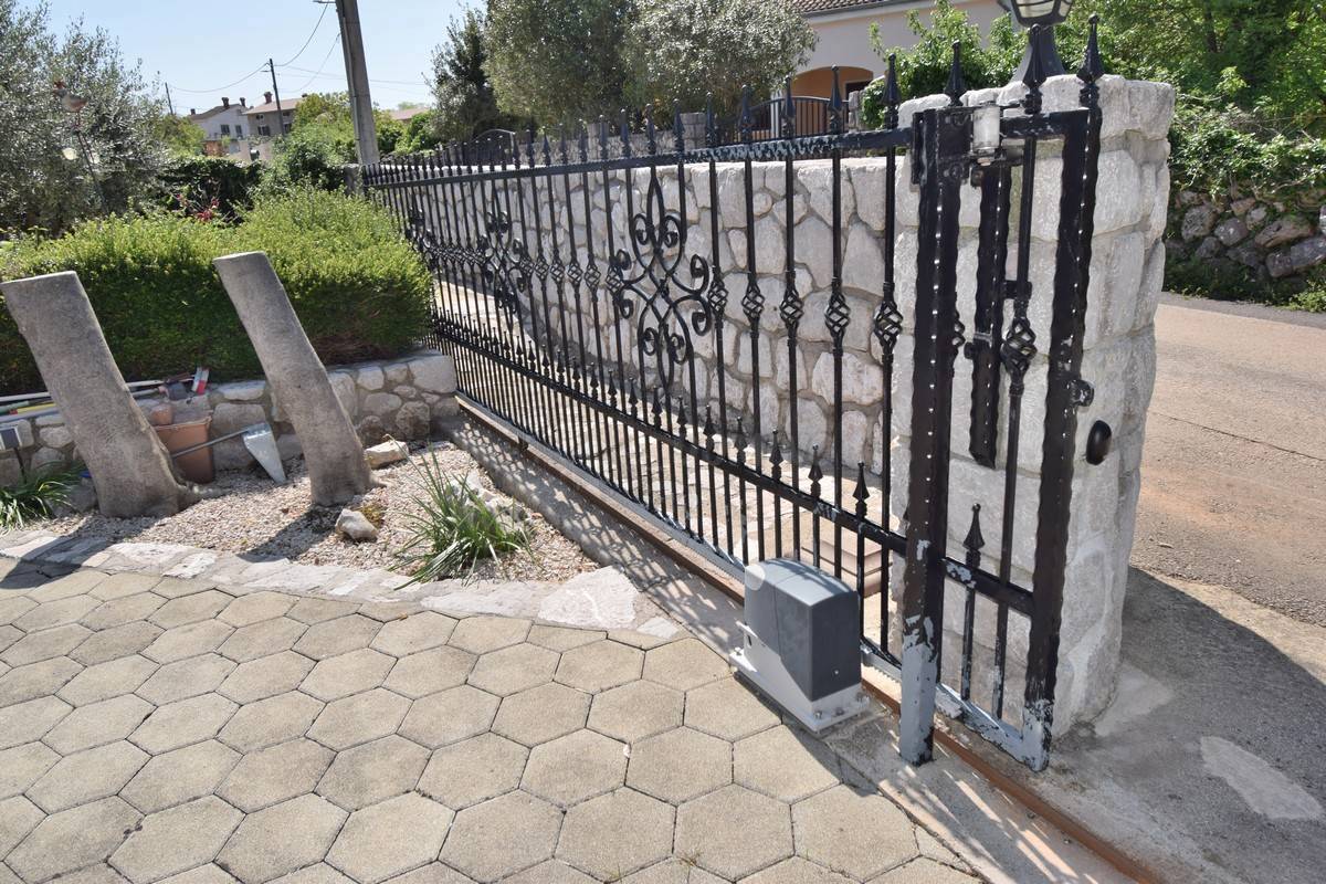 Bellissima casa con 2 appartamenti e garage!! Isola di Krk