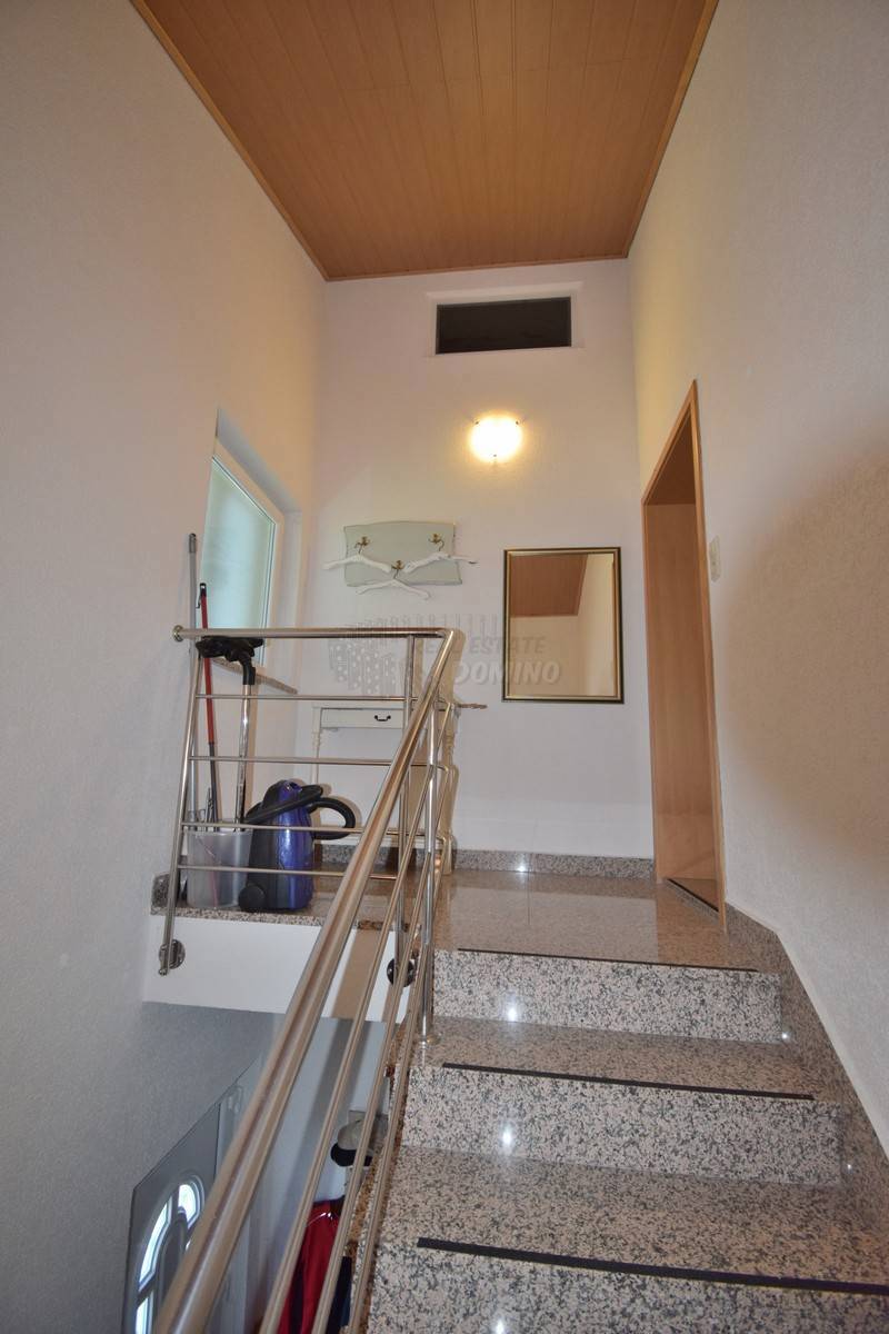 Bellissima casa con 2 appartamenti e garage!! Isola di Krk