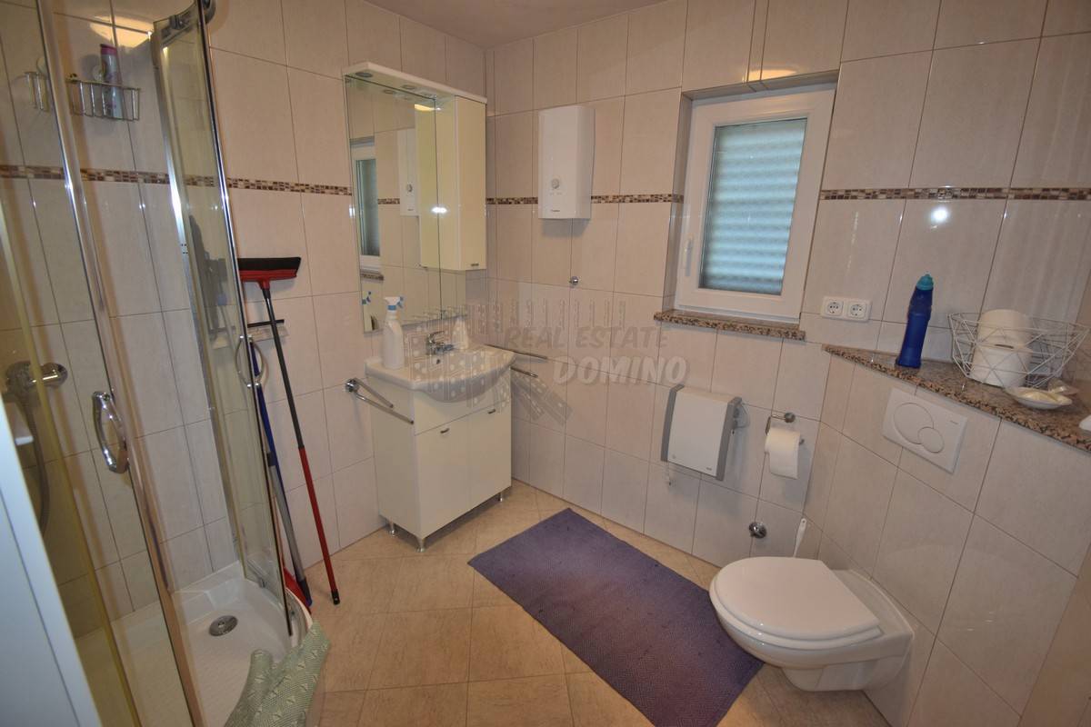 Bellissima casa con 2 appartamenti e garage!! Isola di Krk