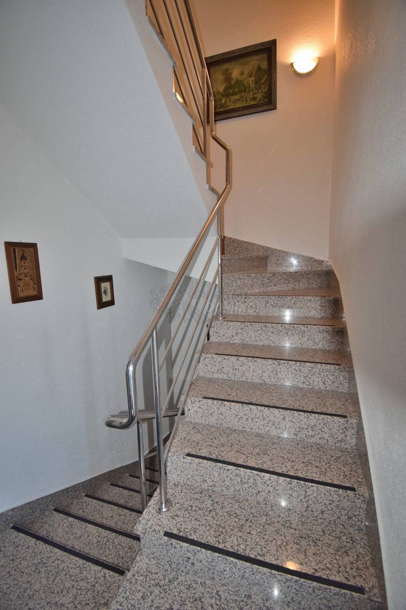 Bellissima casa con 2 appartamenti e garage!! Isola di Krk