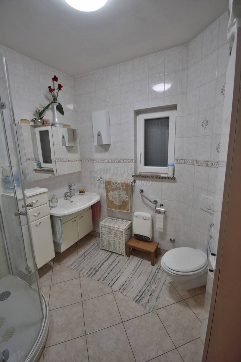 Bellissima casa con 2 appartamenti e garage!! Isola di Krk