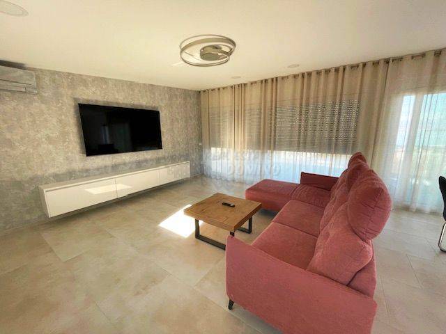 Attico di lusso con piscina sul tetto e vista sul mare aperto!