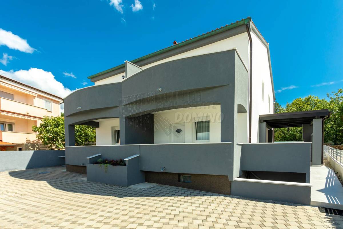 Bellissima villetta bifamiliare con piscina a 100 mt dal mare! Soline!