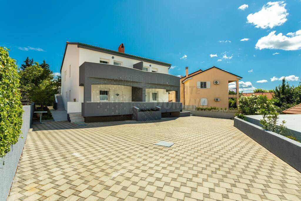 Bellissima villetta bifamiliare con piscina a 100 mt dal mare! Soline!