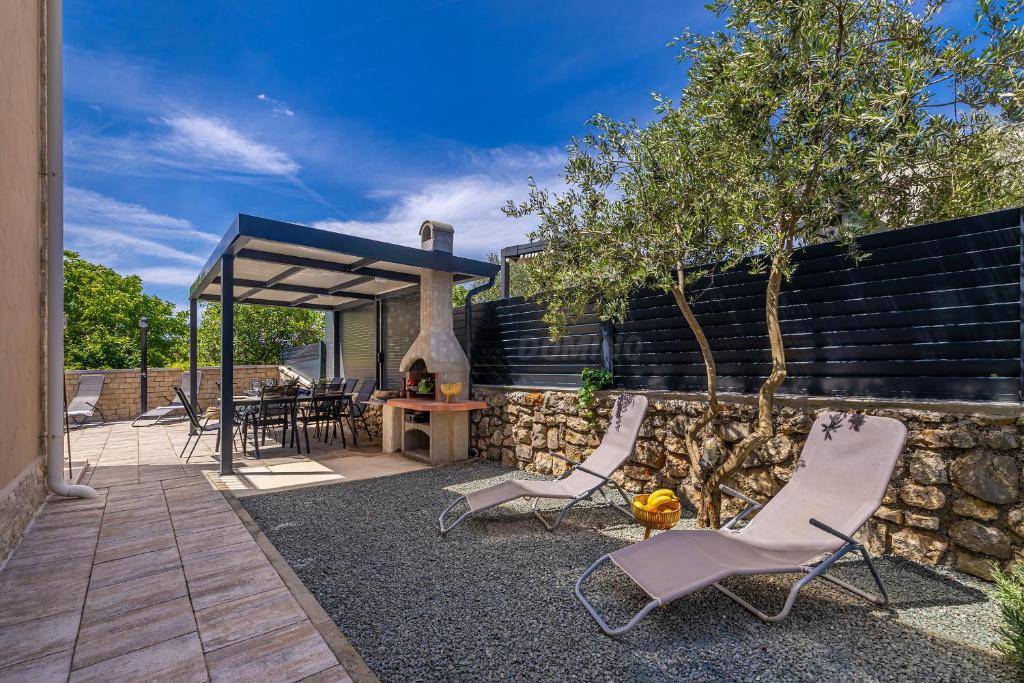 Due bellissime ville con piscina e vista mare!
