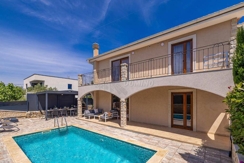 Due bellissime ville con piscina e vista mare!
