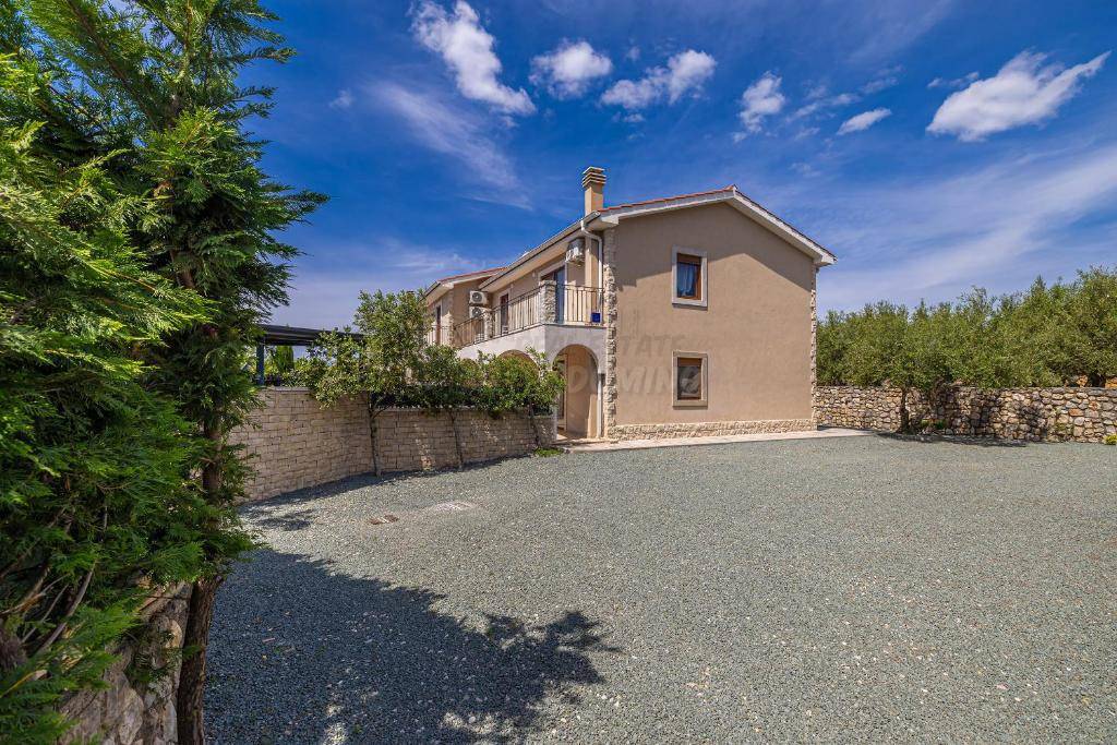 Due bellissime ville con piscina e vista mare!