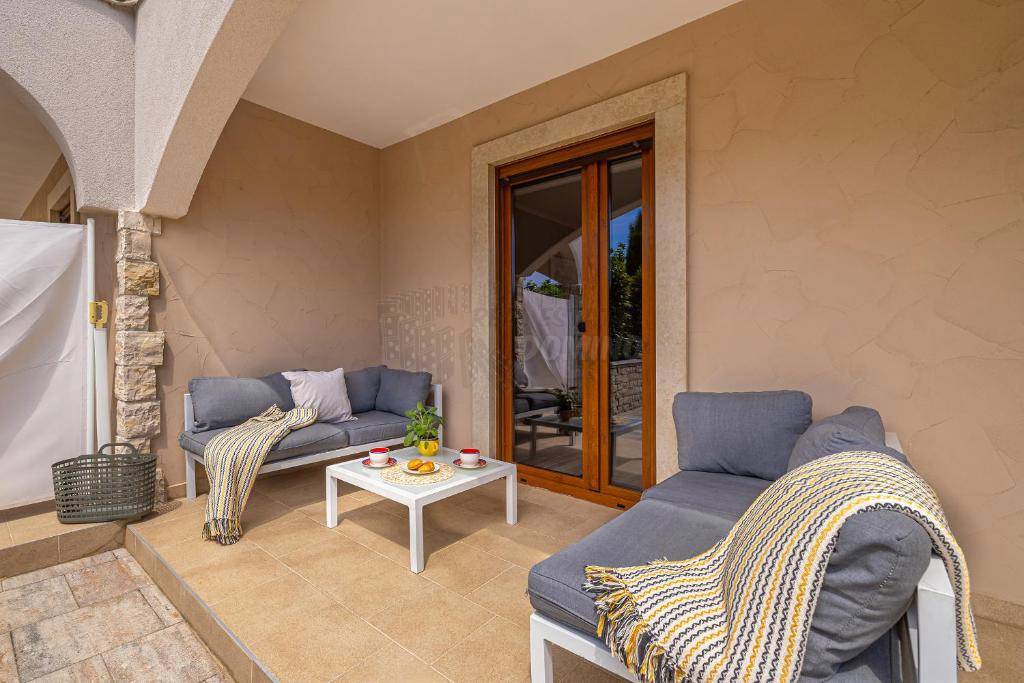 Due bellissime ville con piscina e vista mare!
