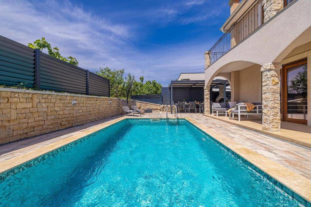 Due bellissime ville con piscina e vista mare!