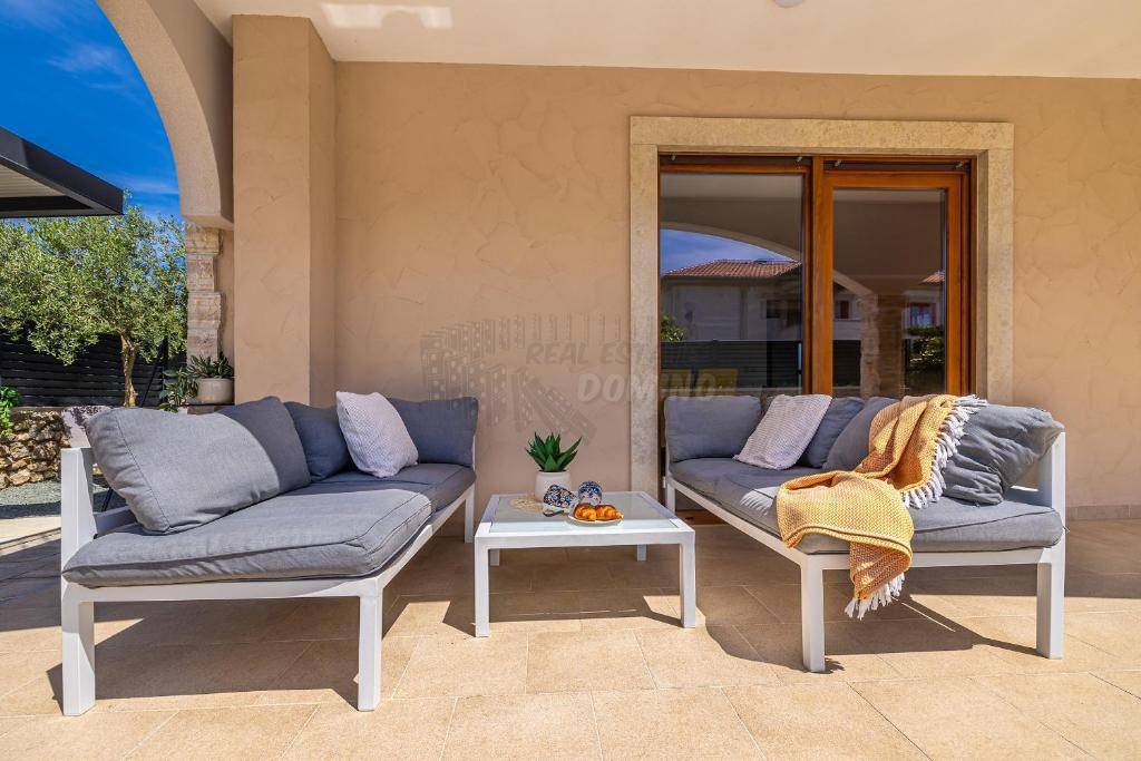 Due bellissime ville con piscina e vista mare!