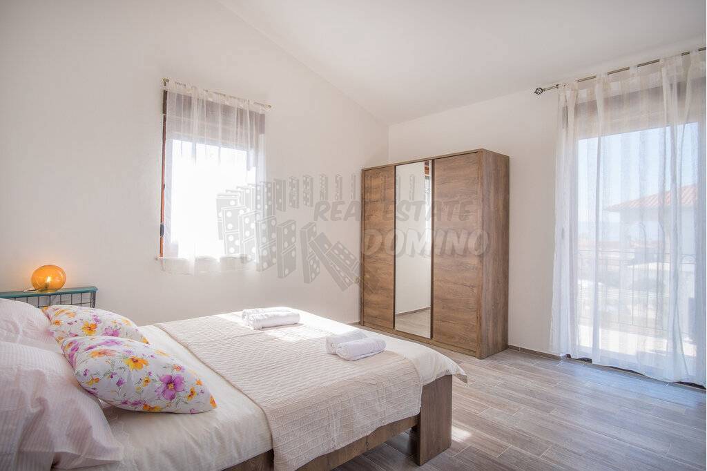 Due bellissime ville con piscina e vista mare!