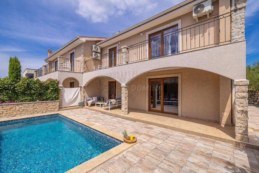 Due bellissime ville con piscina e vista mare!
