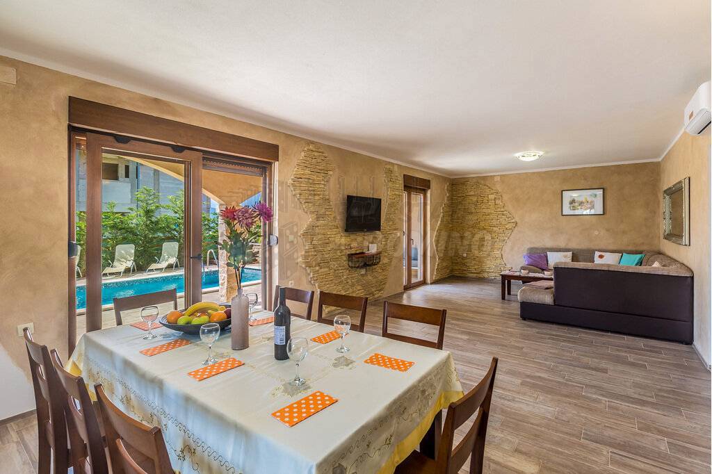 Due bellissime ville con piscina e vista mare!