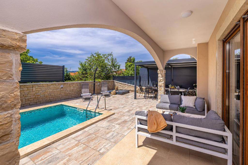 Due bellissime ville con piscina e vista mare!