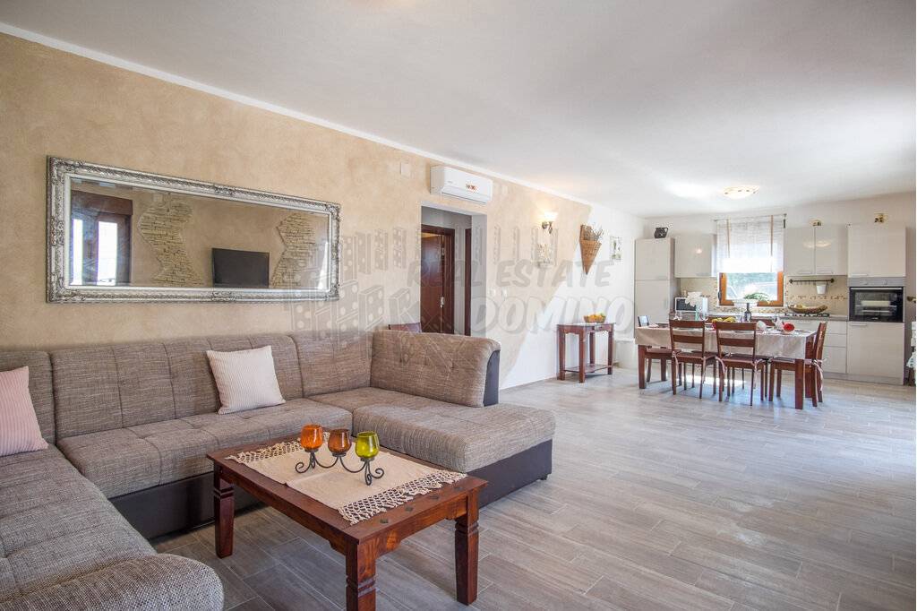 Due bellissime ville con piscina e vista mare!