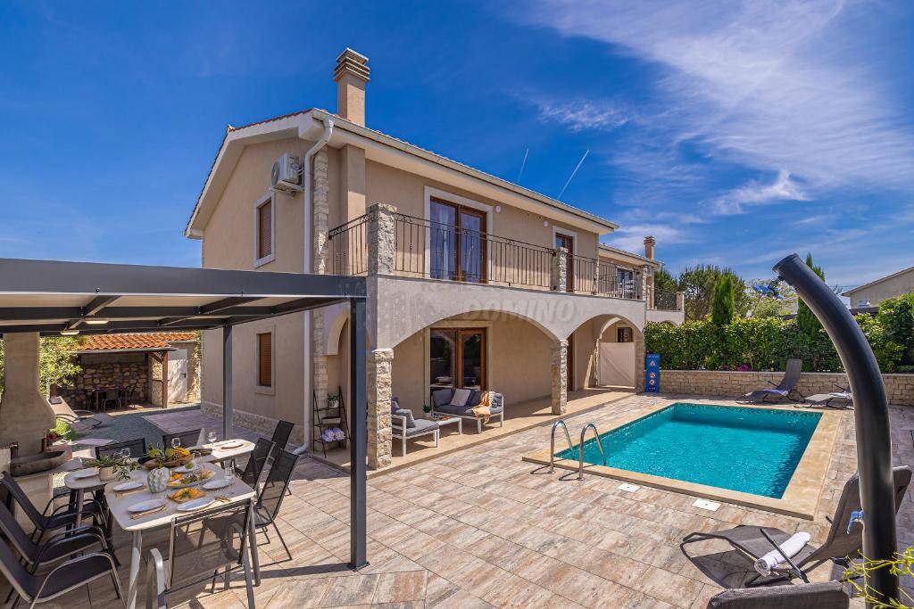 Due bellissime ville con piscina e vista mare!