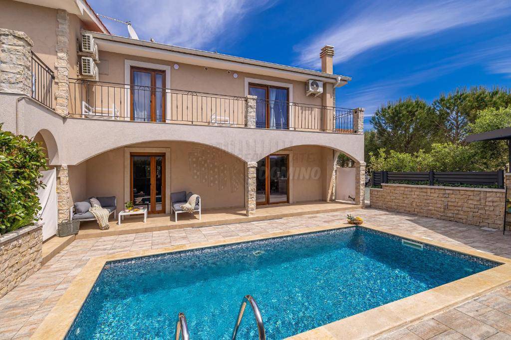 Due bellissime ville con piscina e vista mare!