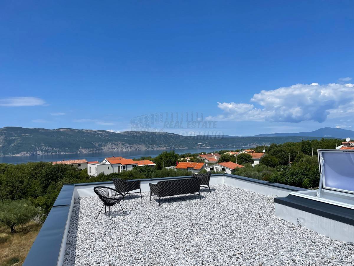 Una casa con terrazza panoramica e vista panoramica! L'isola di Veglia!