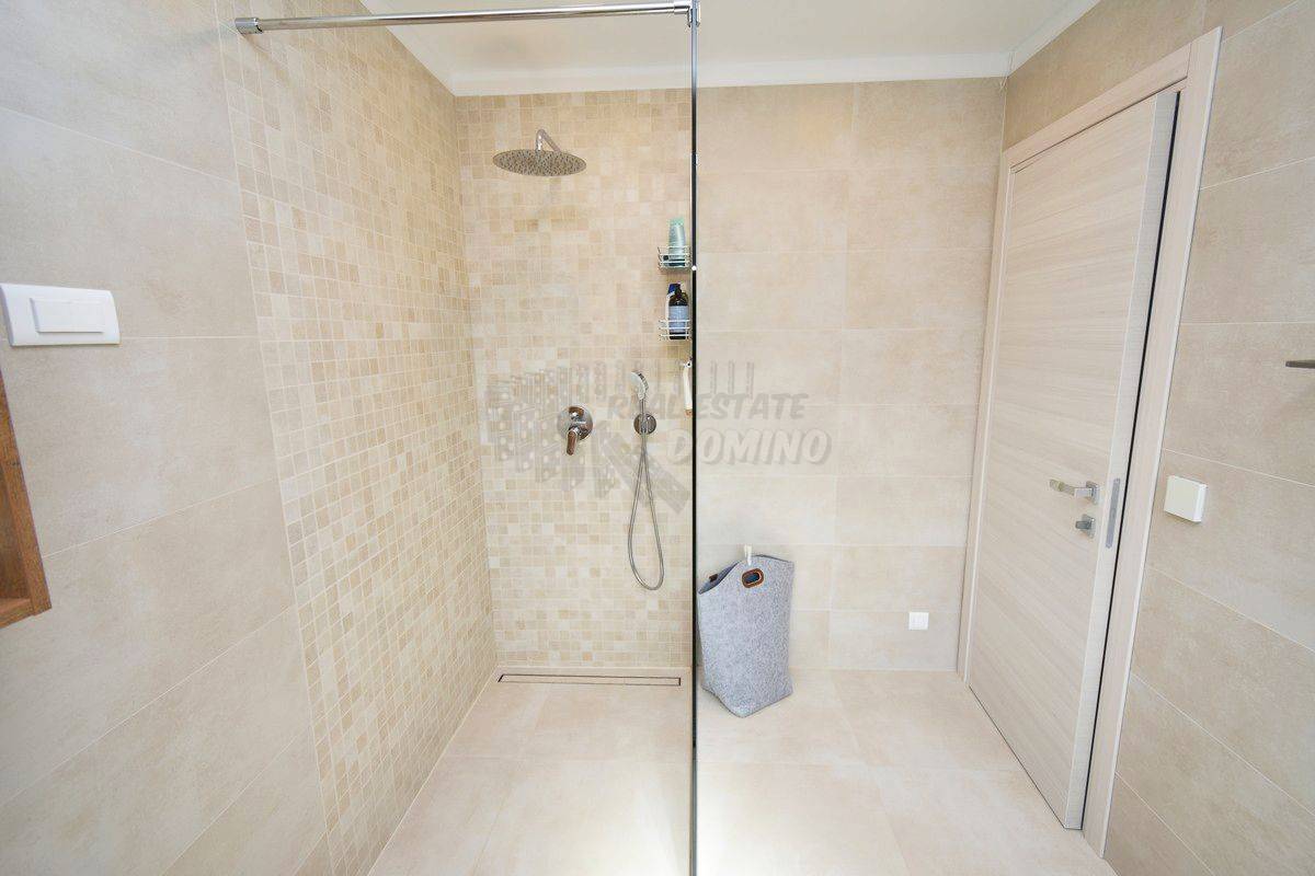 Un appartamento di lusso in una zona esclusiva di Malinska, Rova! Vista mare!