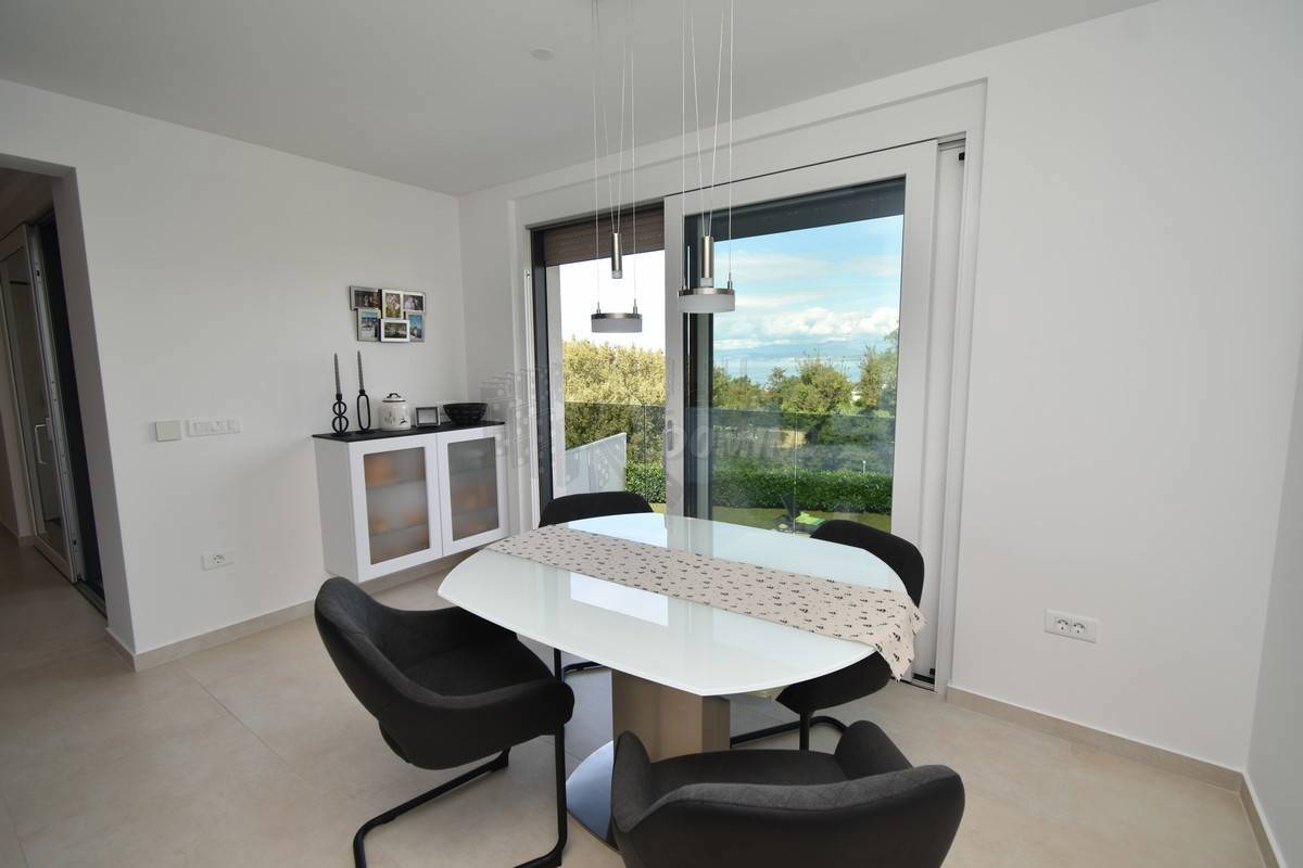 Un appartamento di lusso in una zona esclusiva di Malinska, Rova! Vista mare!