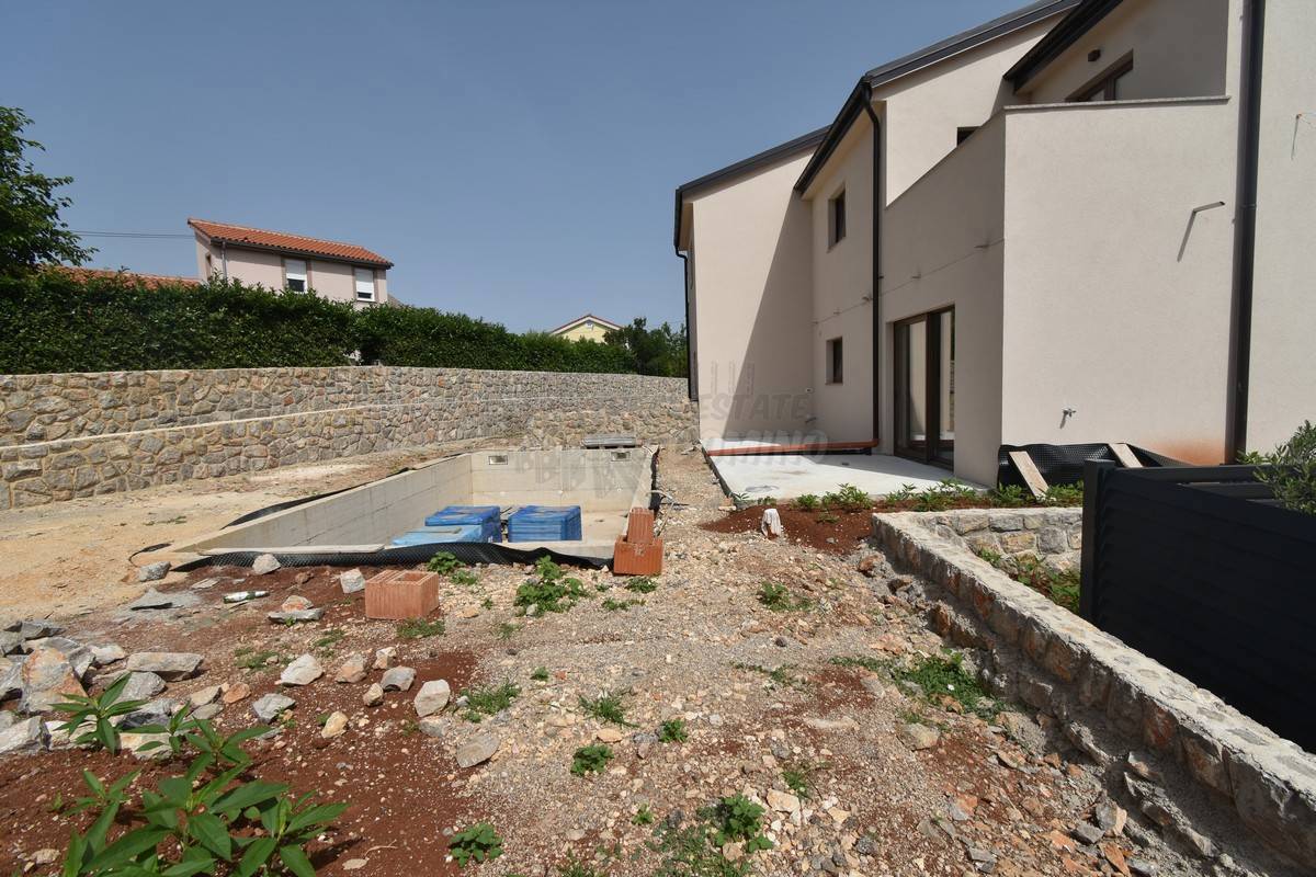 Bellissimo nuovo edificio vicino alla città di Krk!