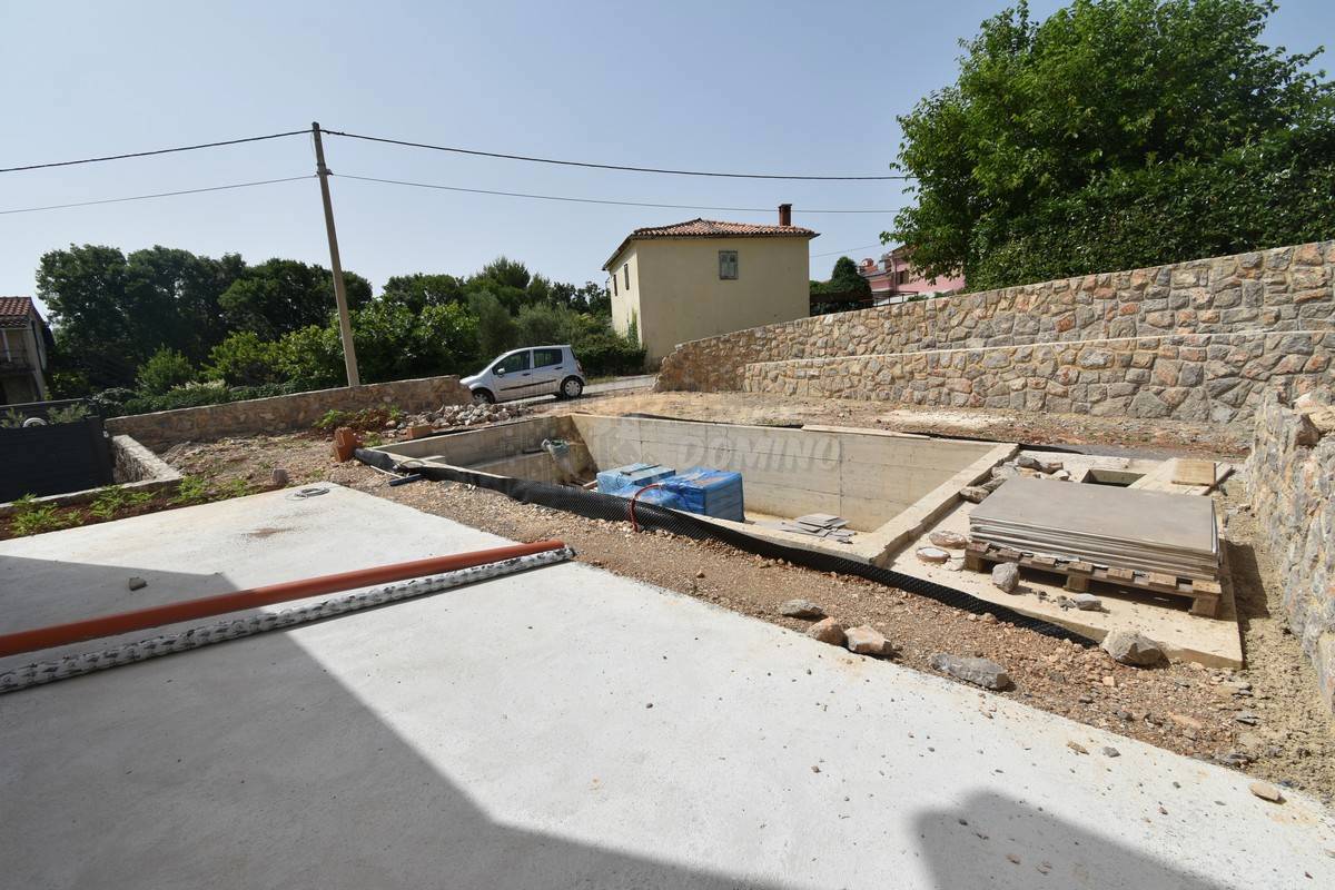 Bellissimo nuovo edificio vicino alla città di Krk!