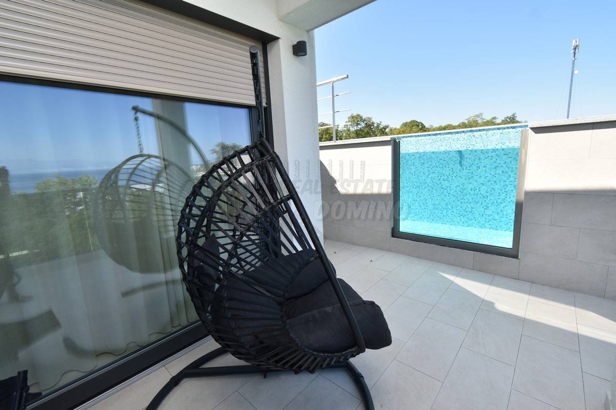 Attico di lusso con piscina sul tetto e vista sul mare aperto!