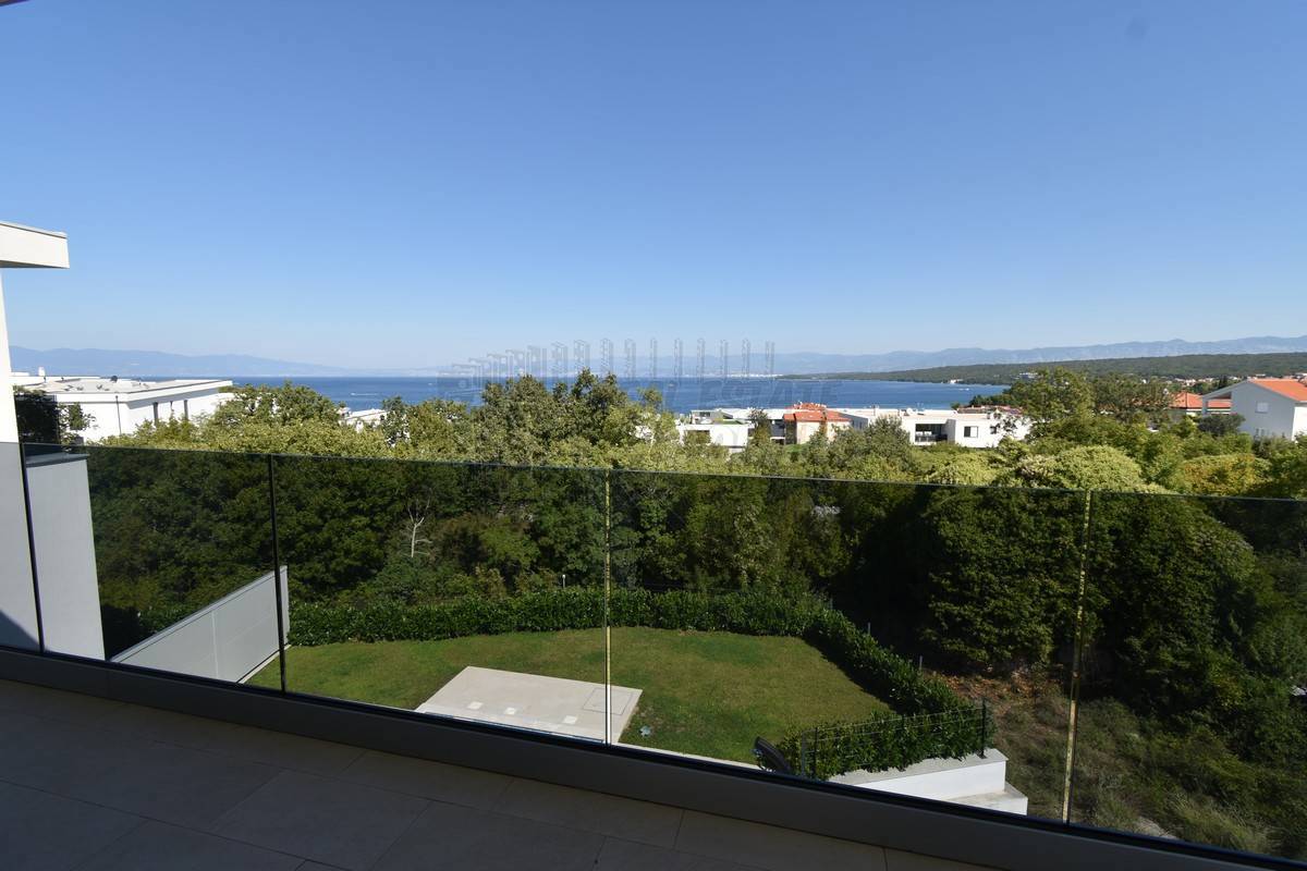 Attico di lusso con piscina sul tetto e vista sul mare aperto!