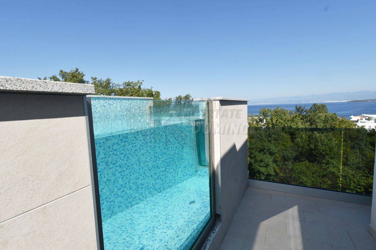 Attico di lusso con piscina sul tetto e vista sul mare aperto!