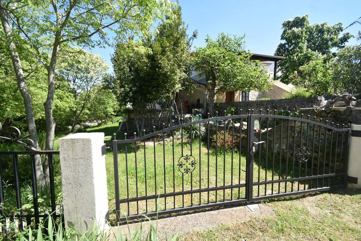 Casa ristrutturata con ampio giardino! Isola di Krk