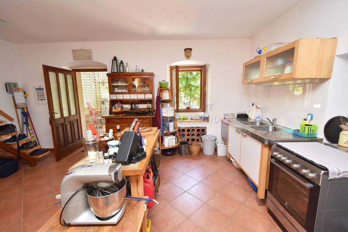 Casa ristrutturata con ampio giardino! Isola di Krk