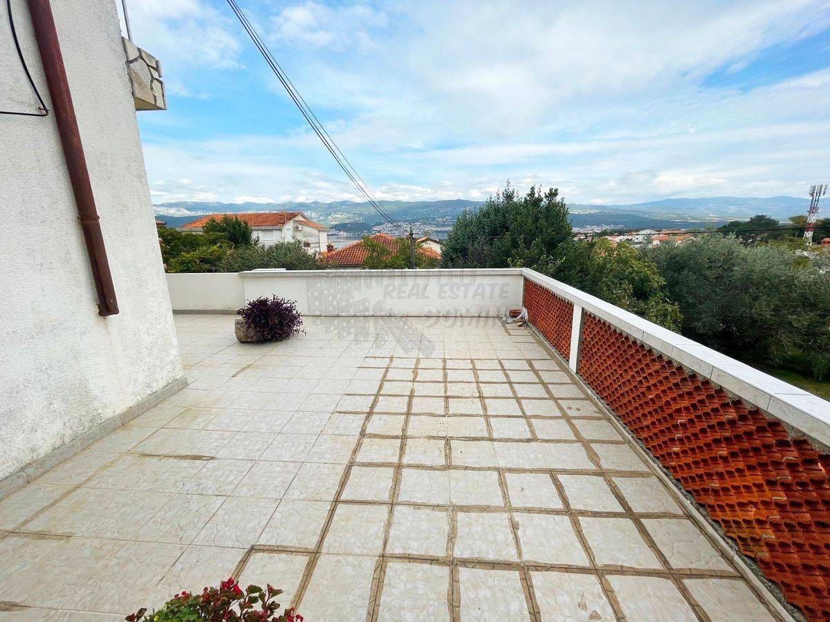 Casa con 3 appartamenti e una bellissima vista! Šilo