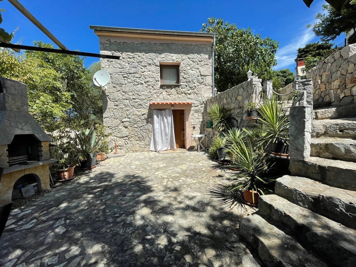 Una splendida casa ristrutturata con giardino! L'isola di Veglia!