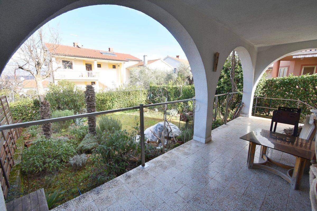 Casa con 3 appartamenti separati e un giardino! Njivice