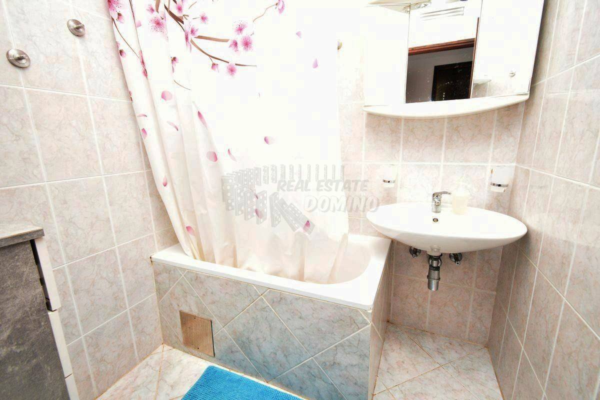 Casa con 3 appartamenti separati e un giardino! Njivice