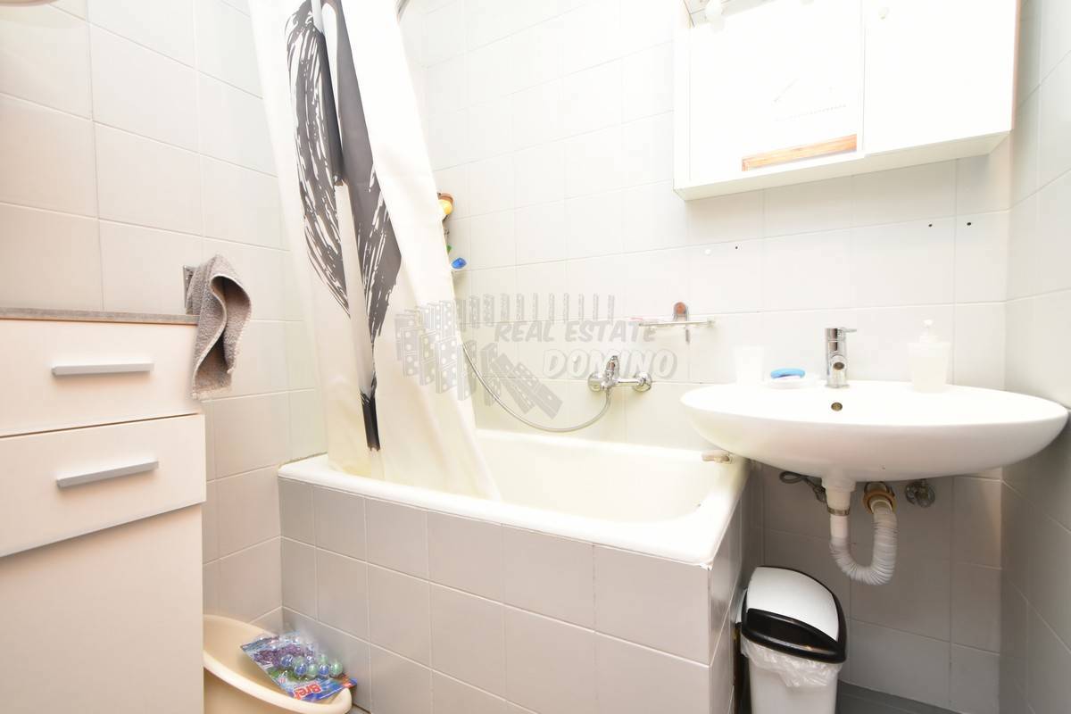 Casa con 3 appartamenti separati e un giardino! Njivice