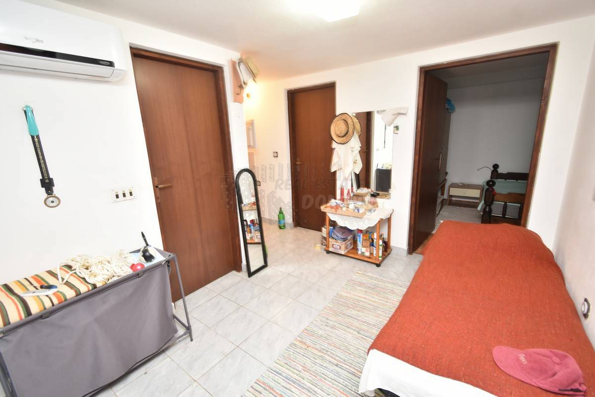 Casa con 3 appartamenti separati e un giardino! Njivice