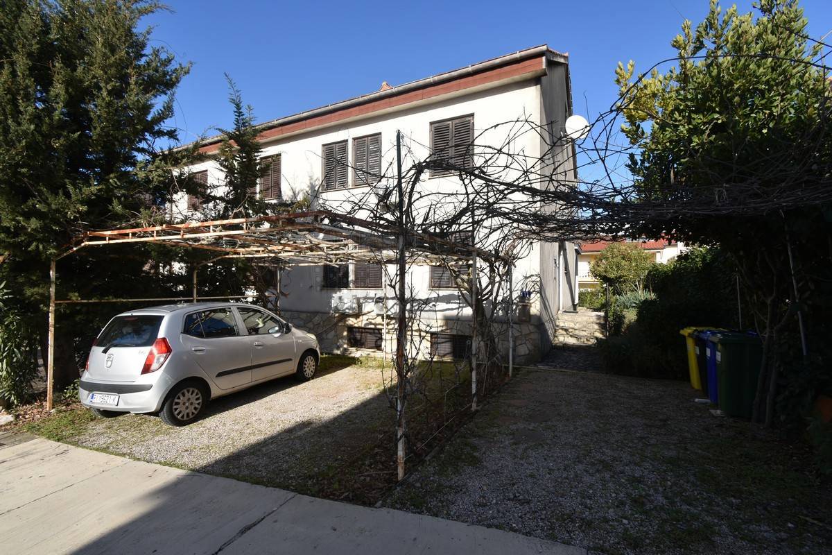 Casa con 3 appartamenti separati e un giardino! Njivice