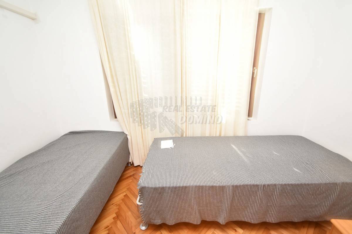 Casa con 3 appartamenti separati e un giardino! Njivice