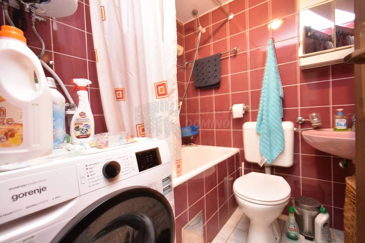 Casa con 3 appartamenti separati e un giardino! Njivice