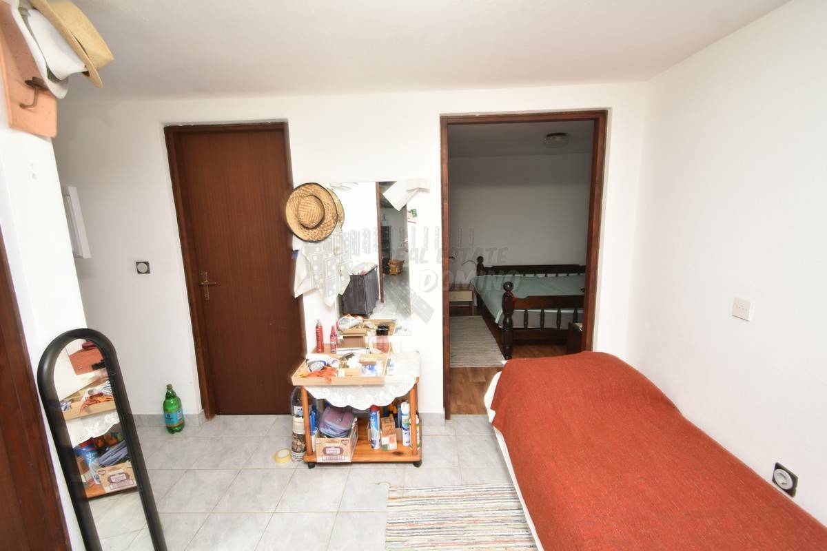 Casa con 3 appartamenti separati e un giardino! Njivice