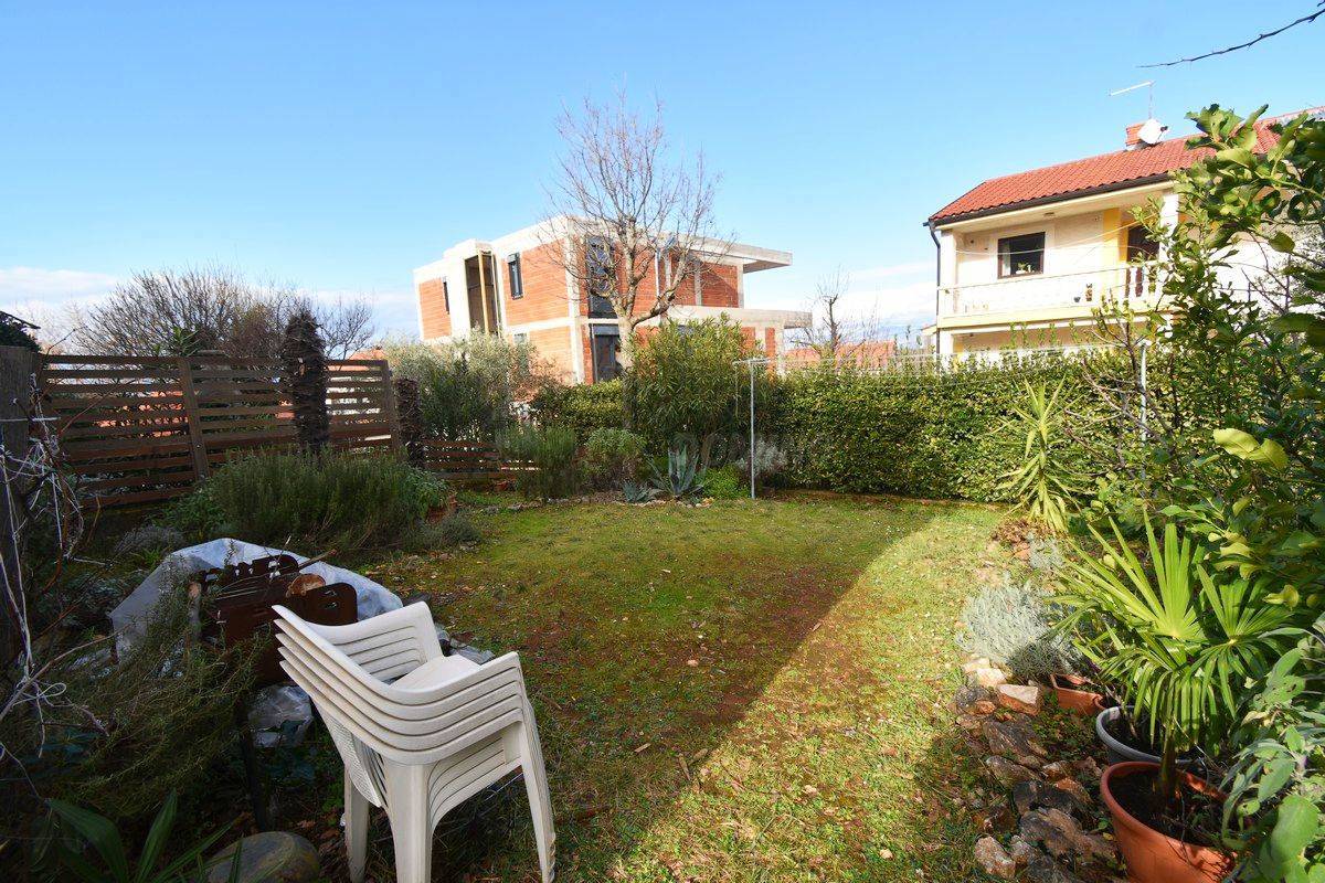 Casa con 3 appartamenti separati e un giardino! Njivice