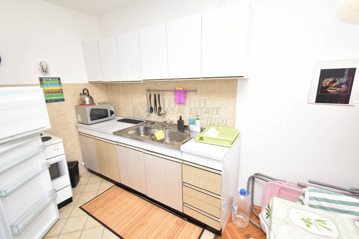 Casa con 3 appartamenti separati e un giardino! Njivice