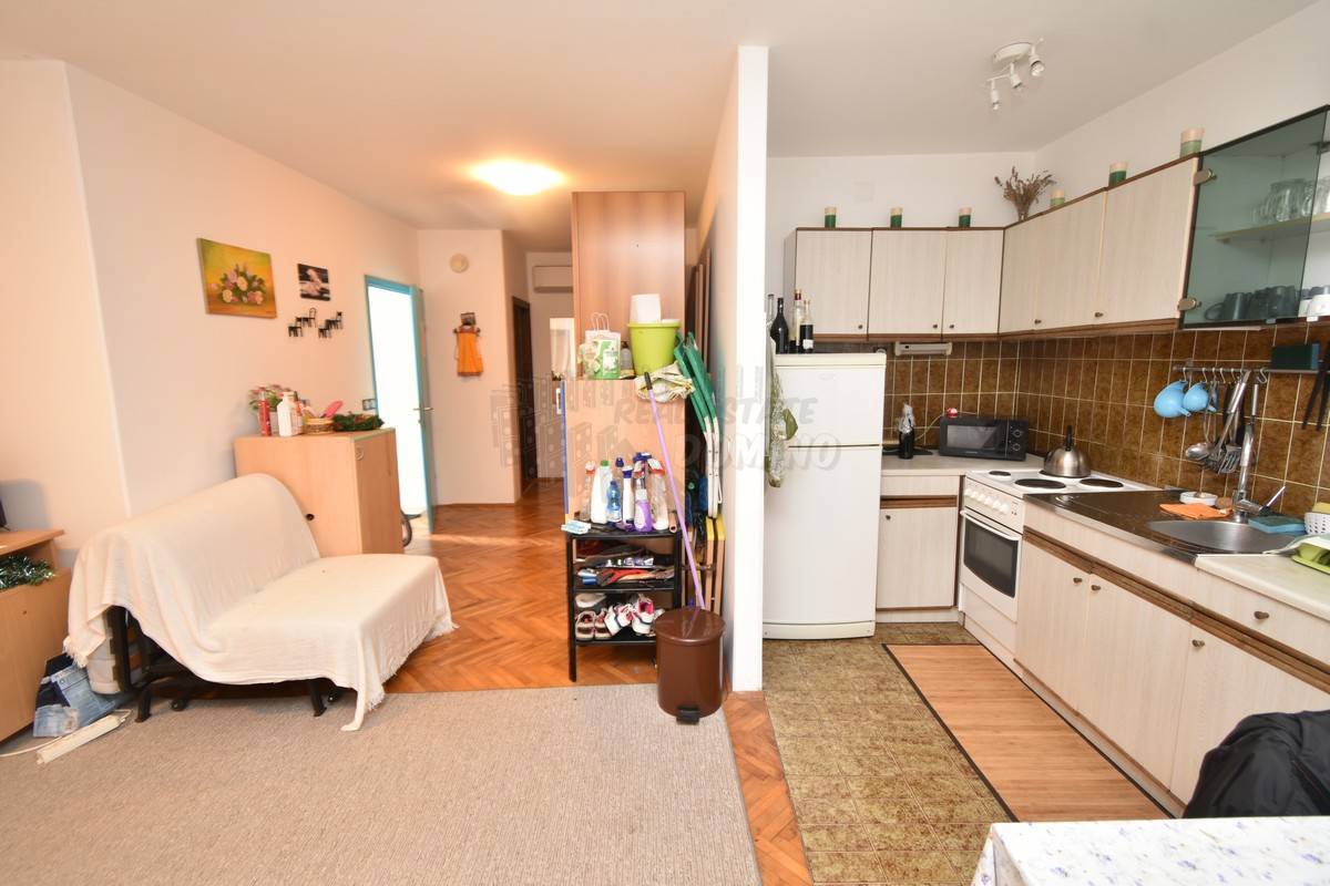 Casa con 3 appartamenti separati e un giardino! Njivice